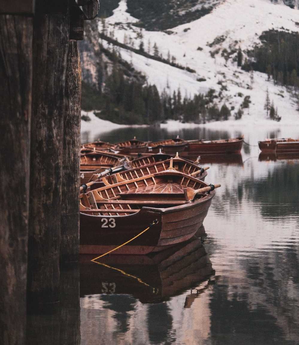Jezero Braies i pogled na planine u Dolomitima