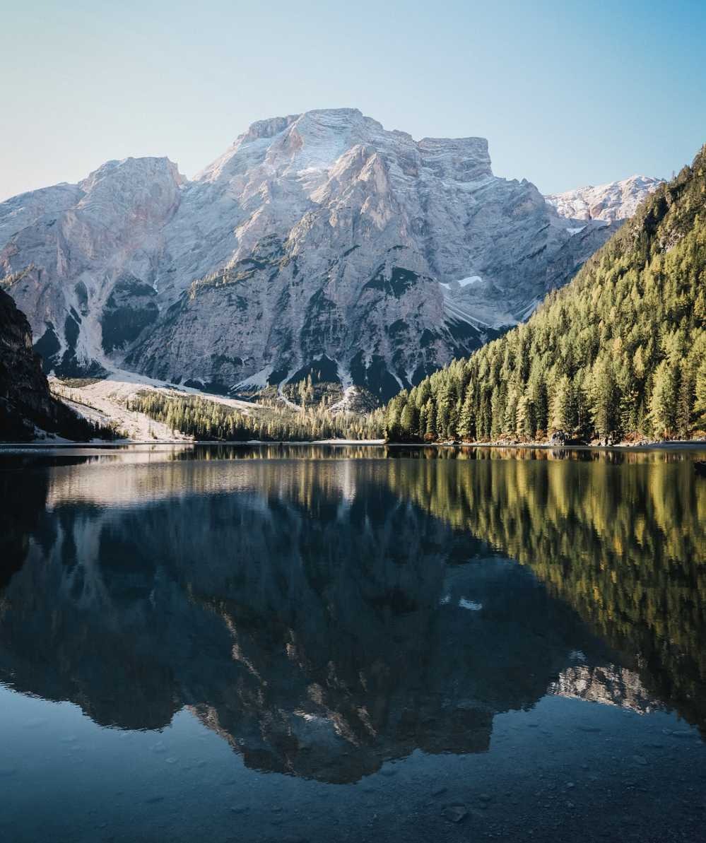Lago di Braies zimi s čamcima uz obalu