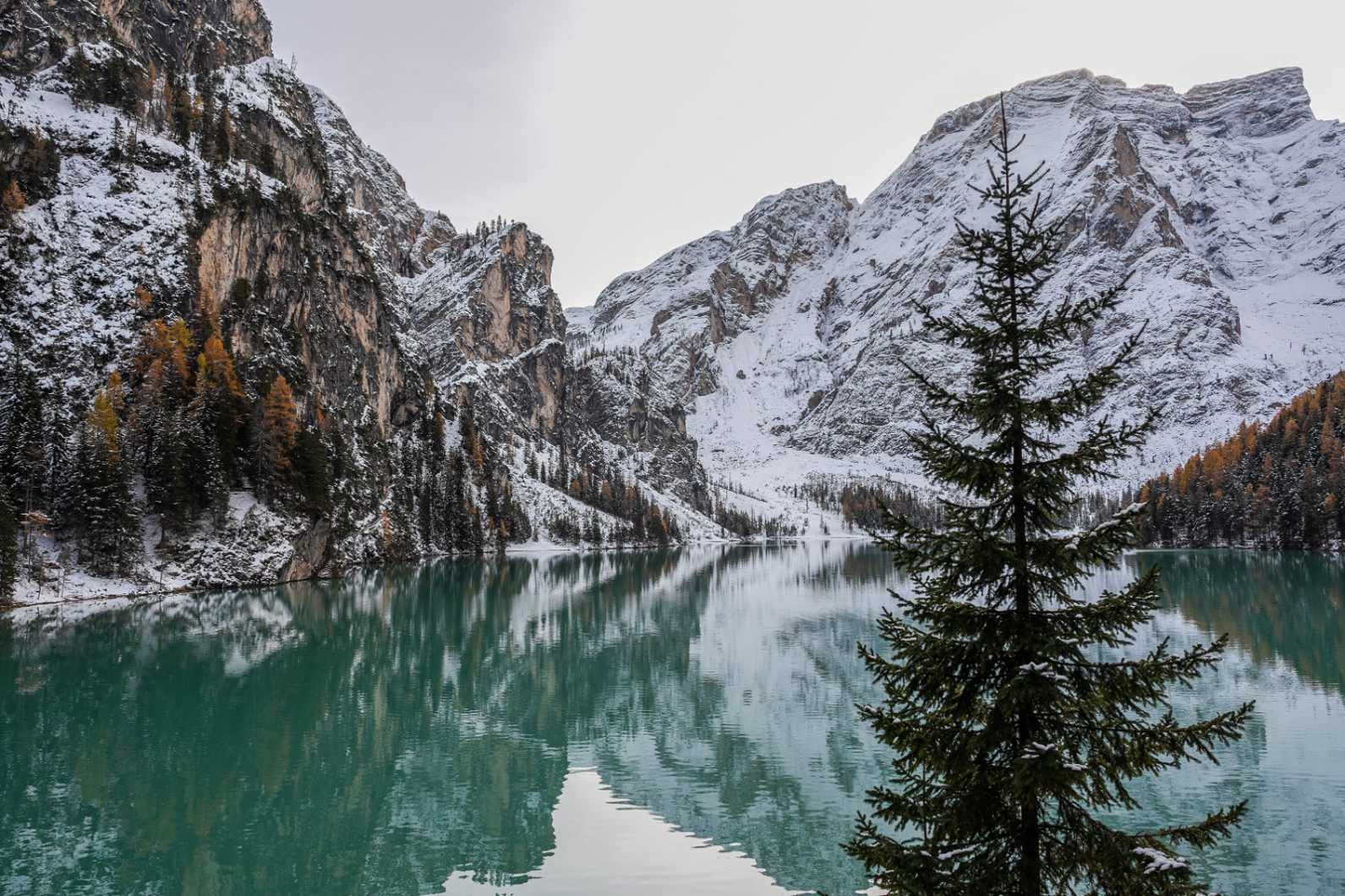 Zimski prizori Lago di Braies u Dolomitima