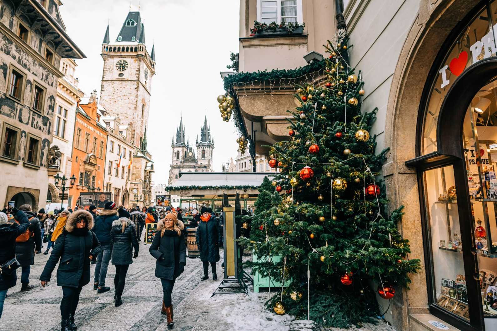 Ukrašena adventska ulica u Pragu