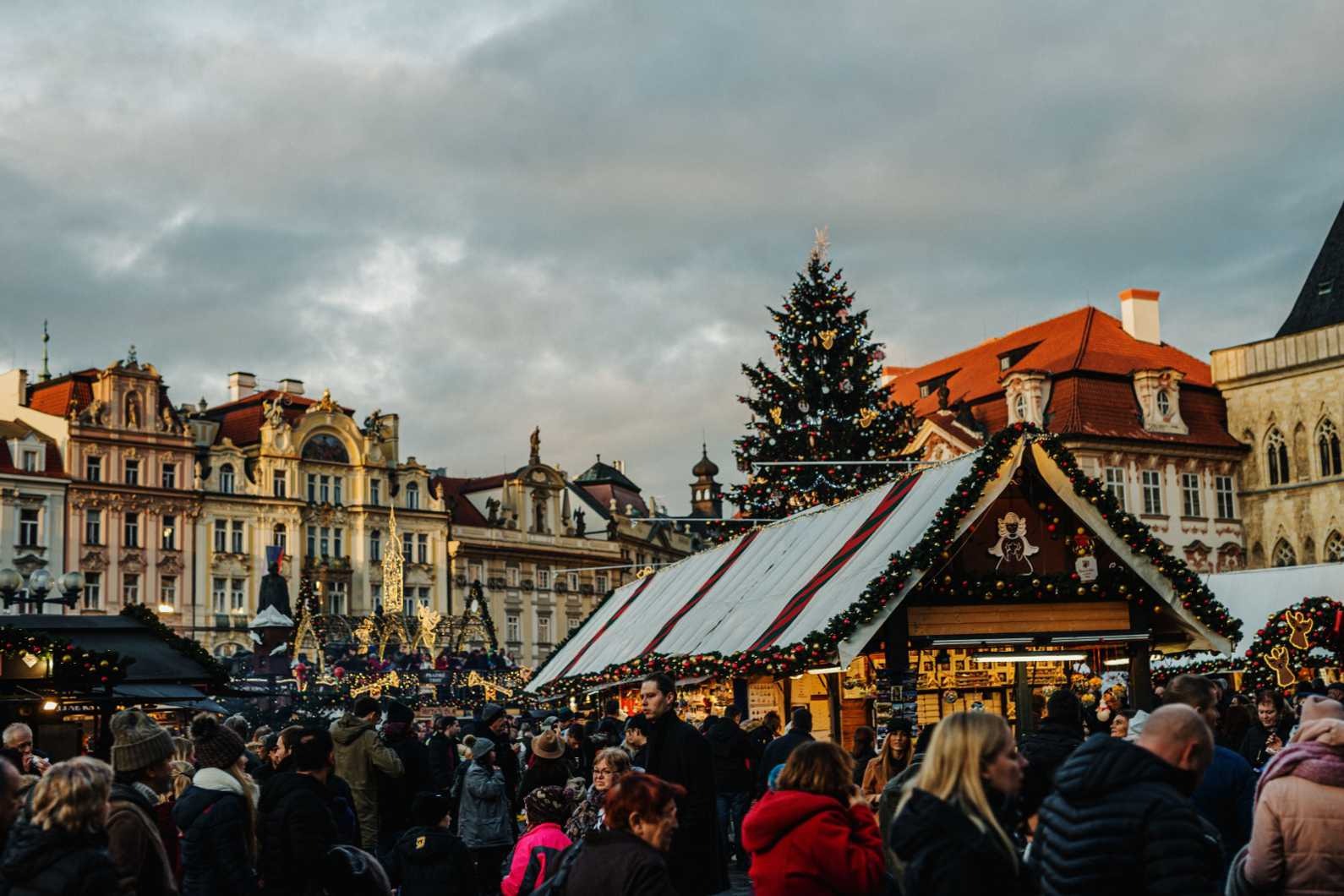 Adventske kućice i božićno drvce u Pragu